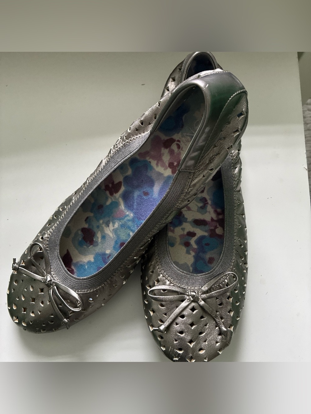 Vionic Metallic Silver Women’s Ballet Flats with Bow Size 9.5